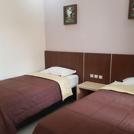 Oyo 2671 Wisma Djaja Syariah Bojonegoro Exterior foto