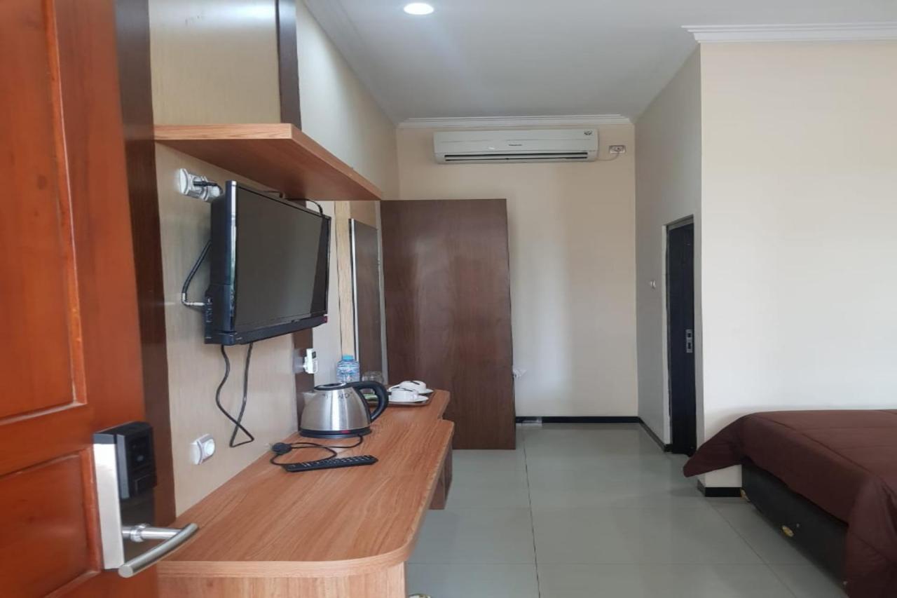 Oyo 2671 Wisma Djaja Syariah Bojonegoro Exterior foto